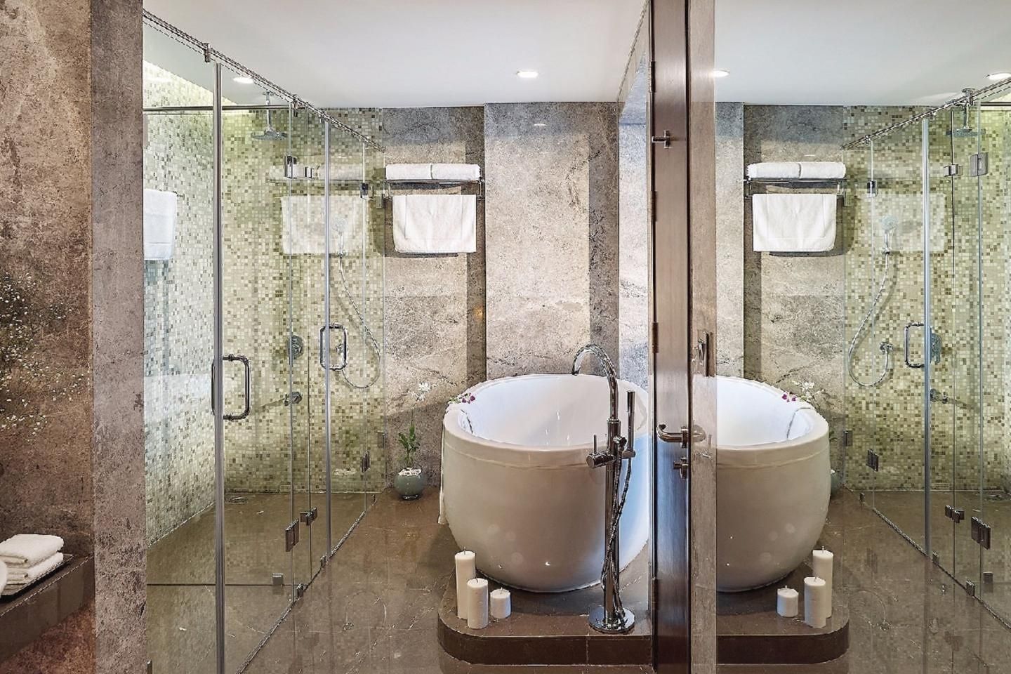 Vivanta Pune Hinjawadi Deluxe Room City View King Bed 3