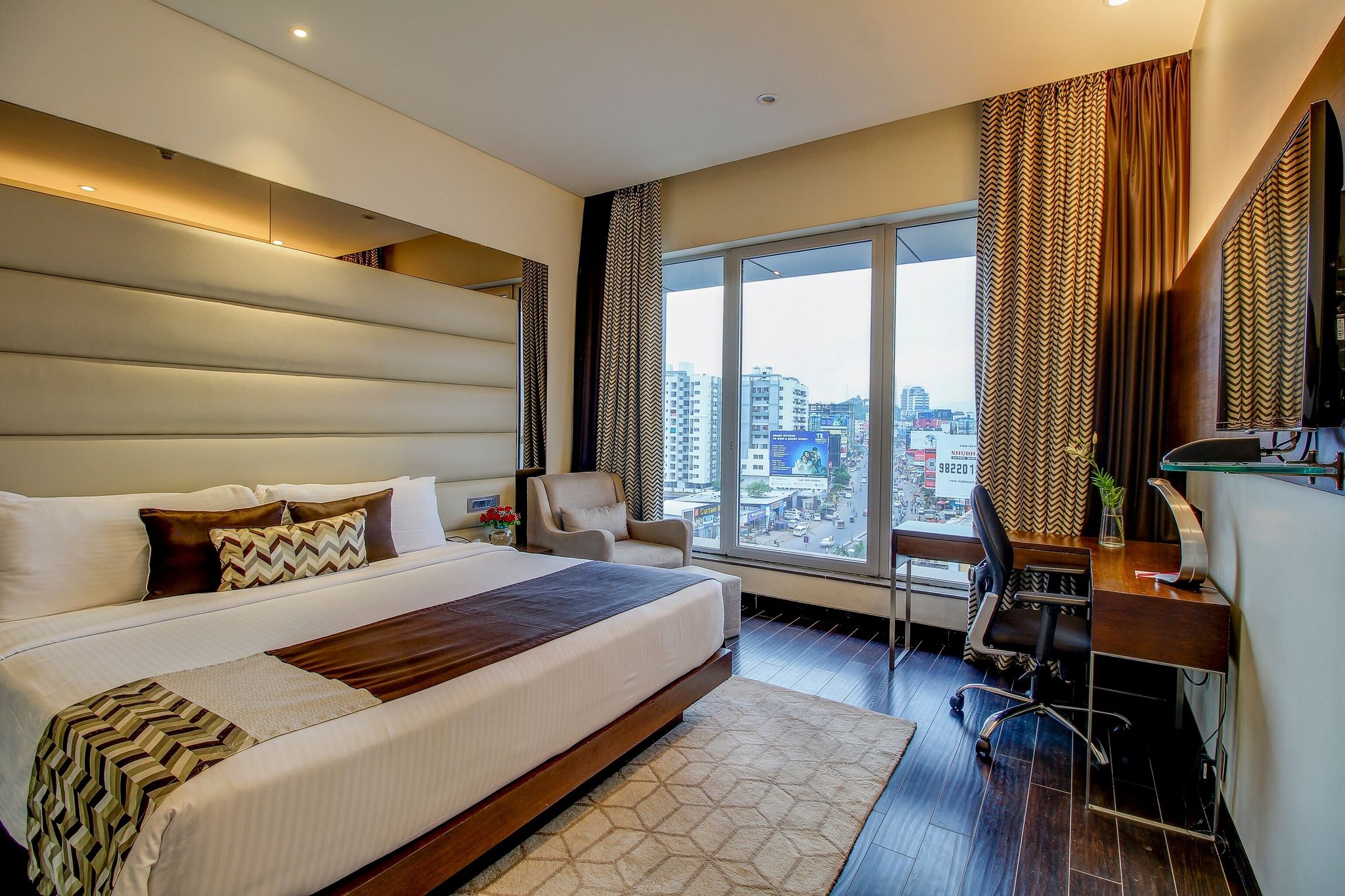Vivanta Pune Hinjawadi Deluxe Room City View King Bed 2