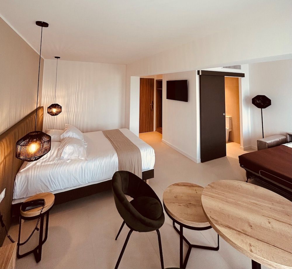 Hotel Restaurant SPA la Madrague Family Room