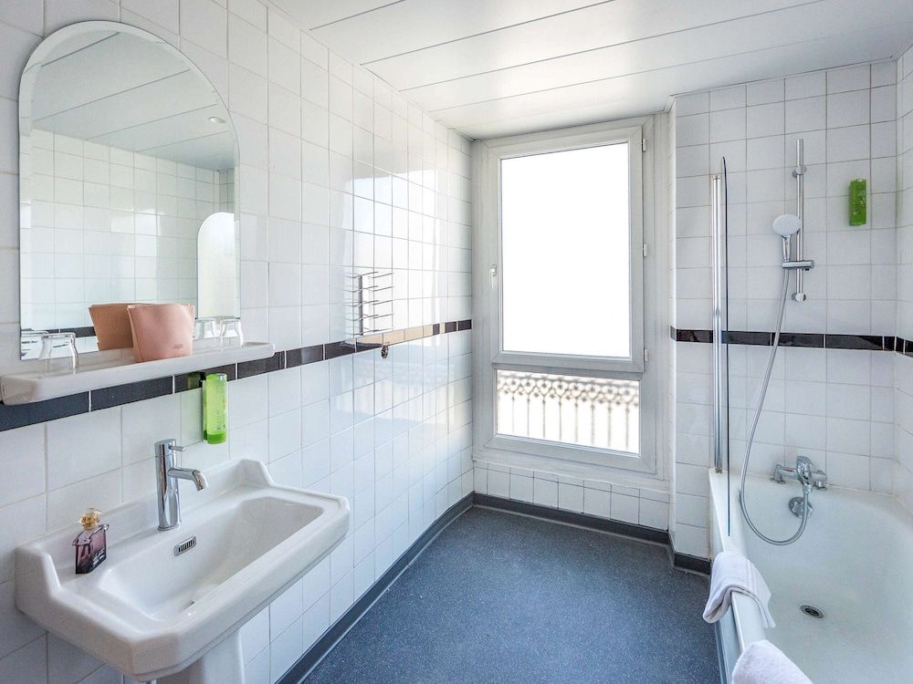 Greet Hotel Marseille Centre St Charles Family Room, 2 Double Beds 8