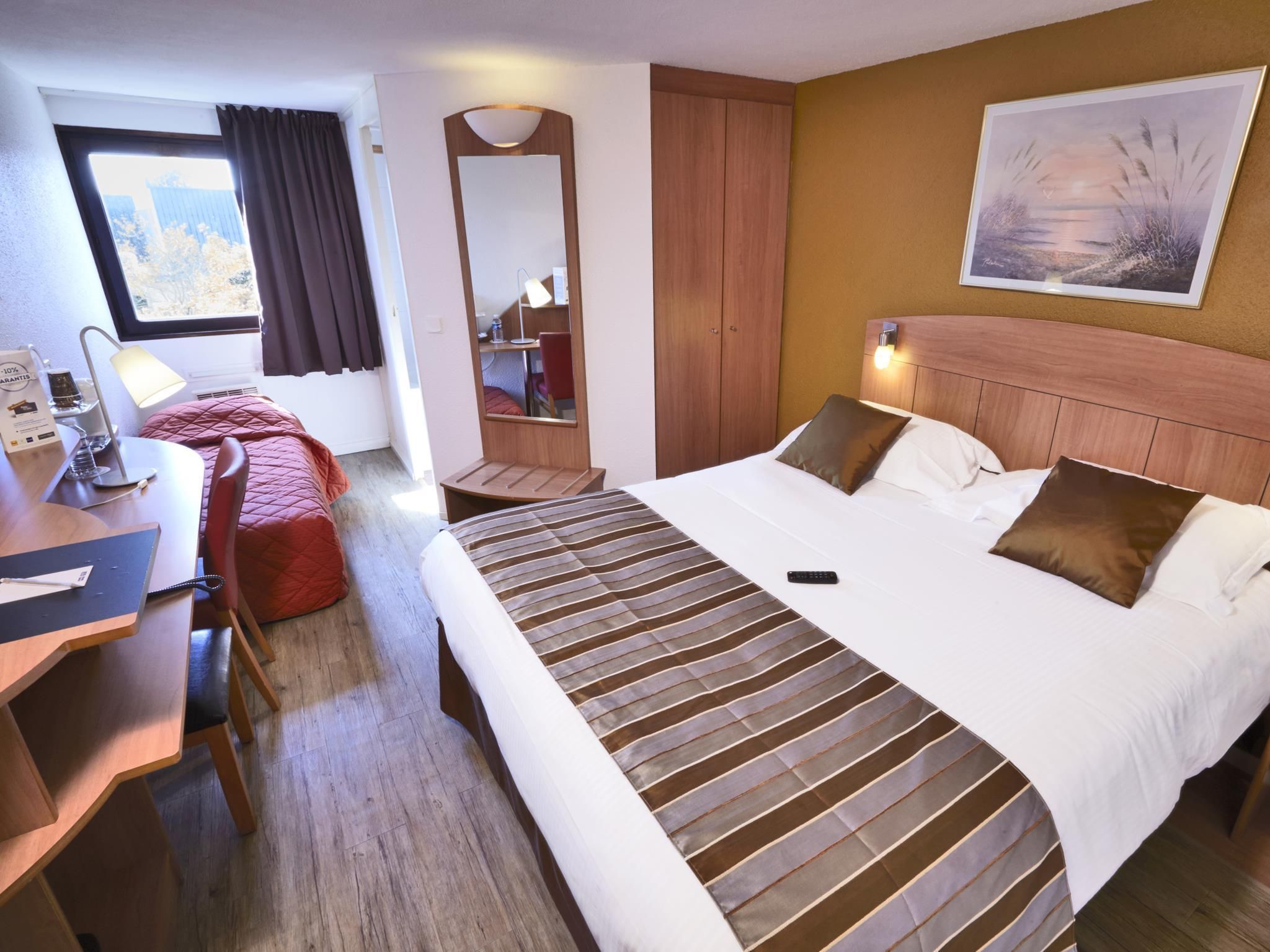 Hotel Kyriad Meaux Double bed and Junior bed 2