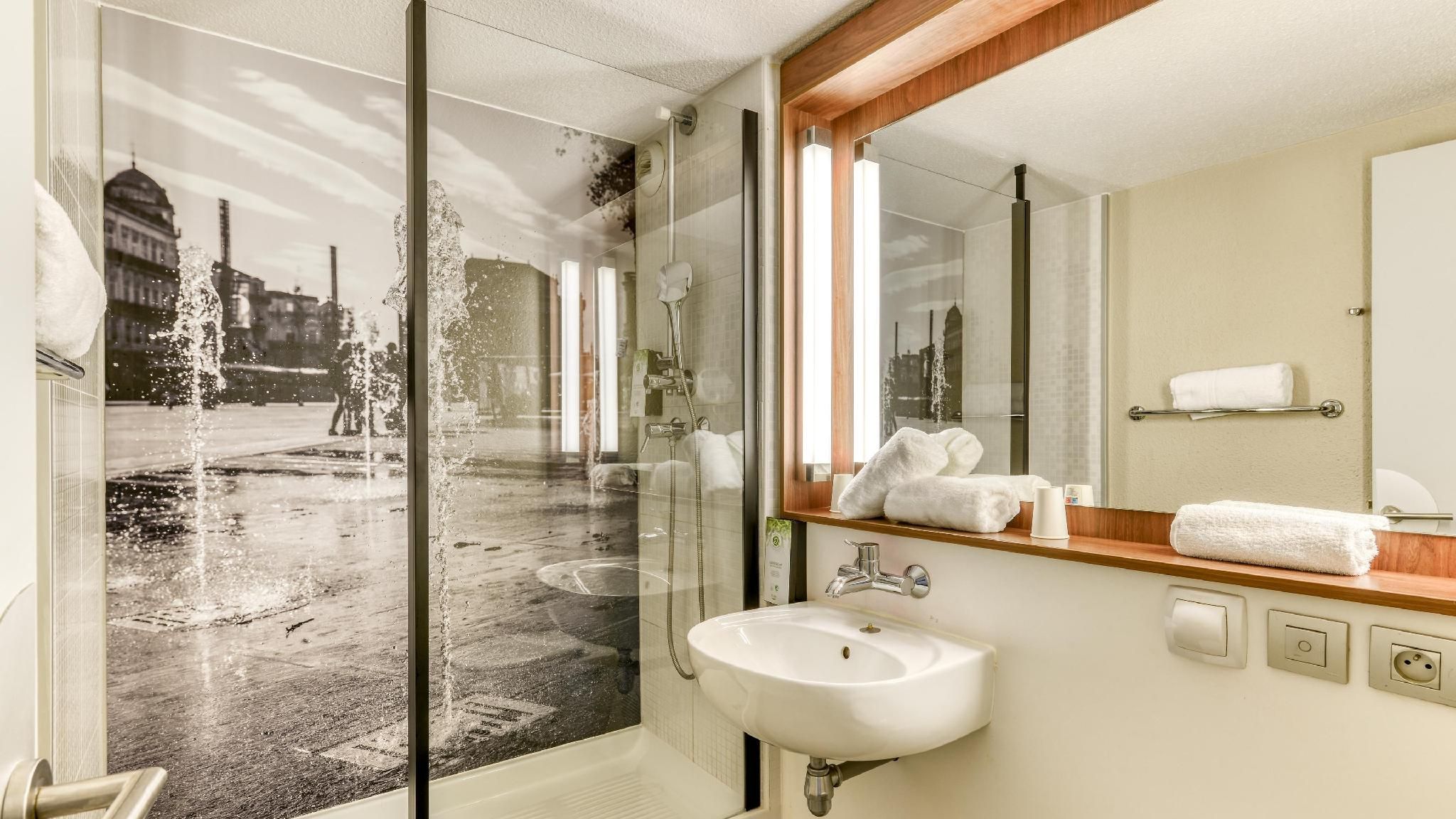 Campanile PRIME - Montpellier Est Le Millénaire 2 Standard room connecting - 1 Queen Bed 2 Single Beds 3