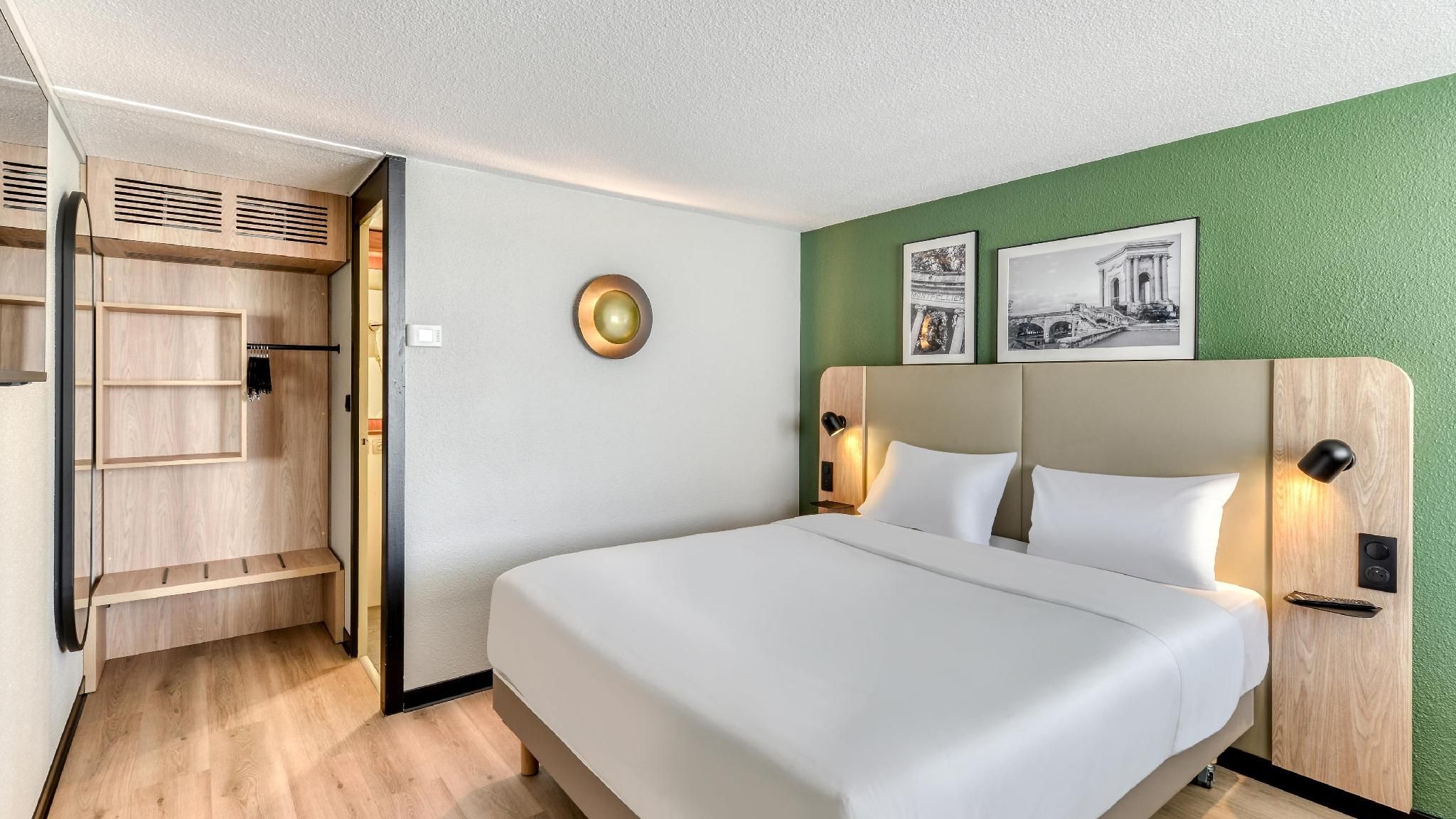 Standard Room - 1 Queen Bed