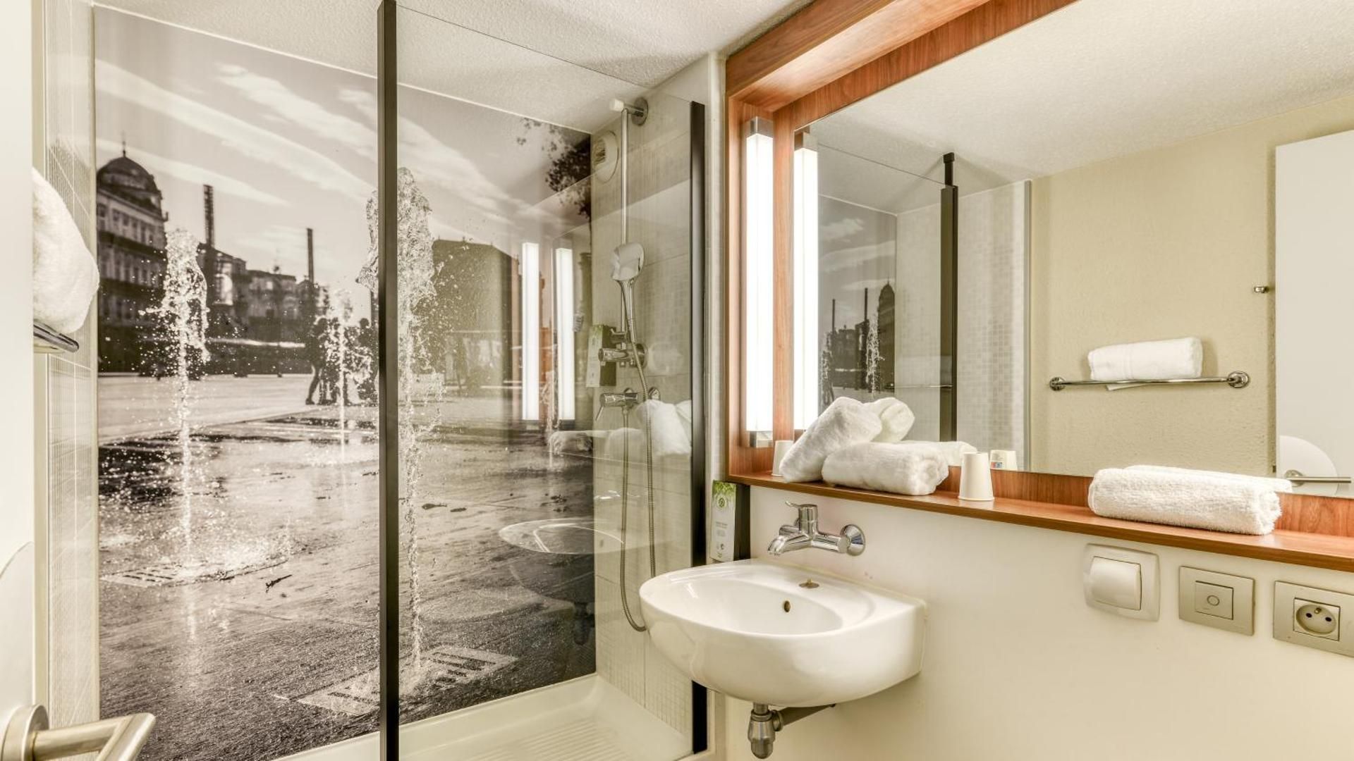 2 Standard Room Connecting - 1 Queen Bed 2 Single Beds