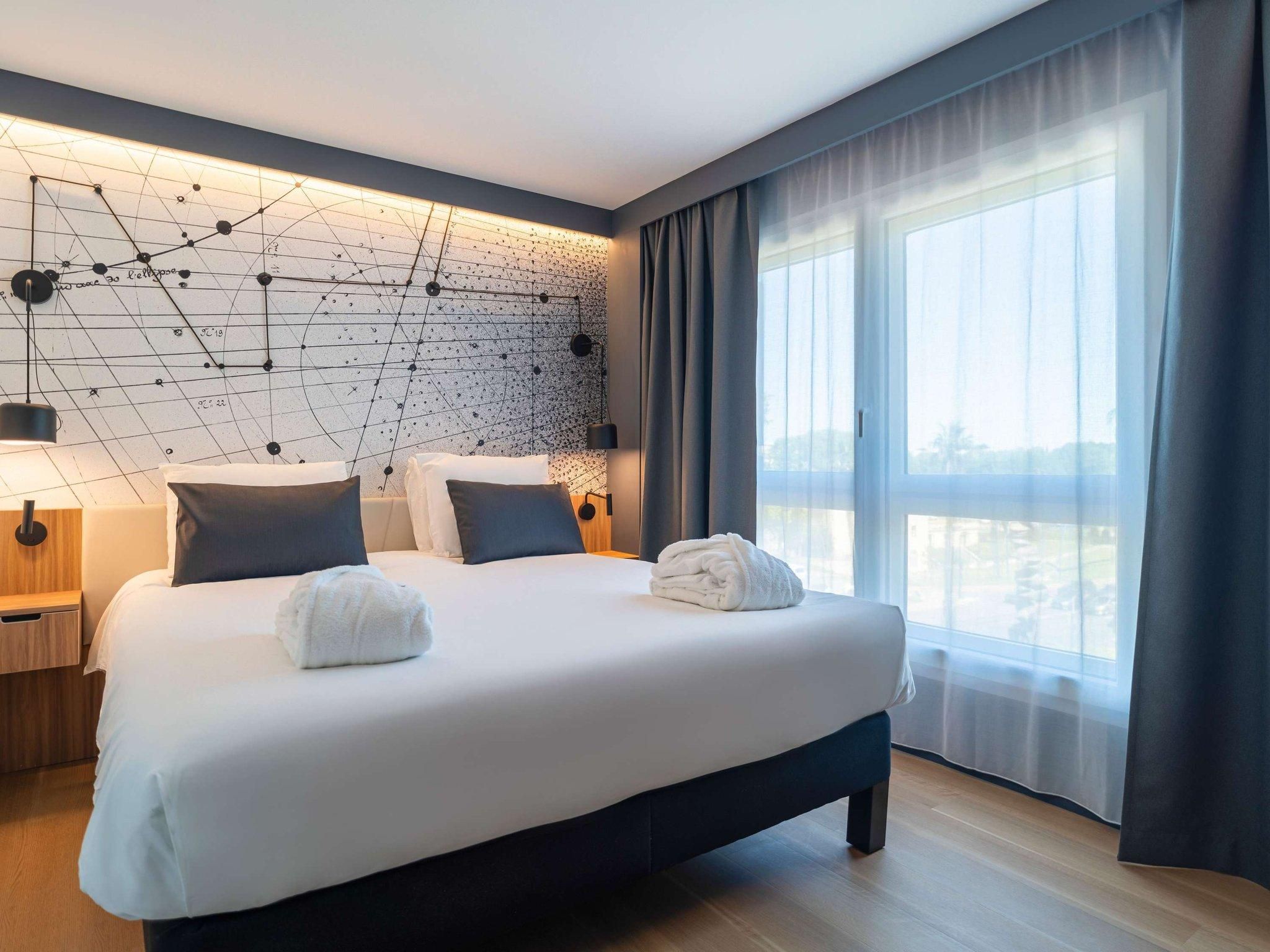Non-Smoking Privilege Suite With A Double Bed and Sofa Bed