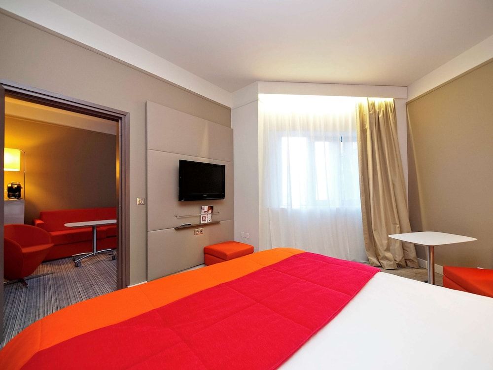 Suite, 1 King Bed with Sofa bed