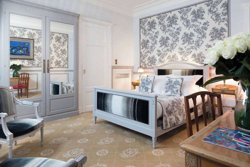 Hotel Le Negresco Superior Room, Courtyard View 4