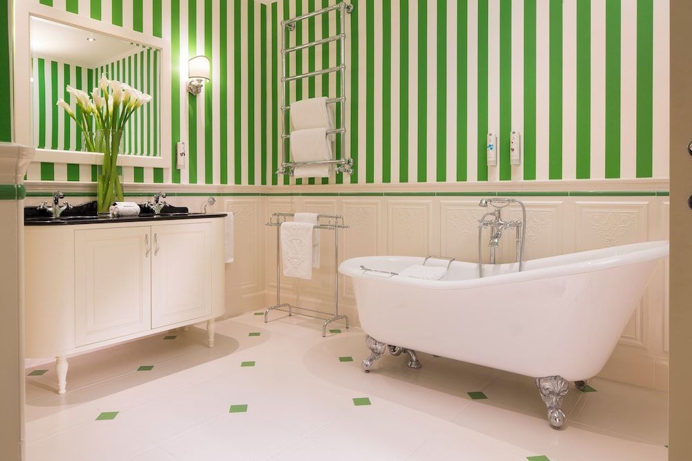 Hotel Le Negresco Superior Room, Courtyard View 7