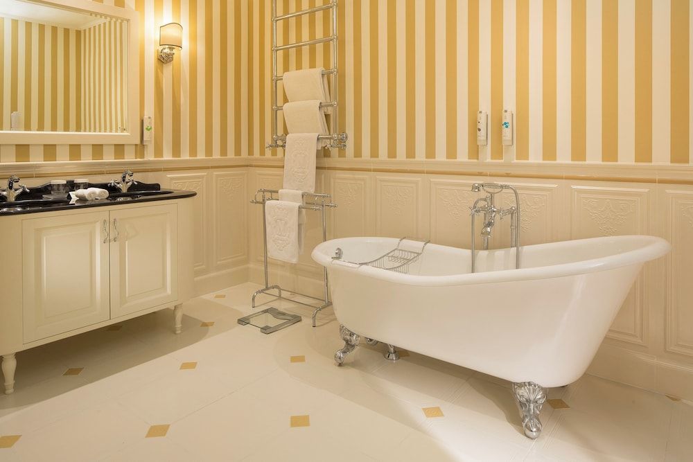 Hotel Le Negresco Superior Room, Courtyard View 8