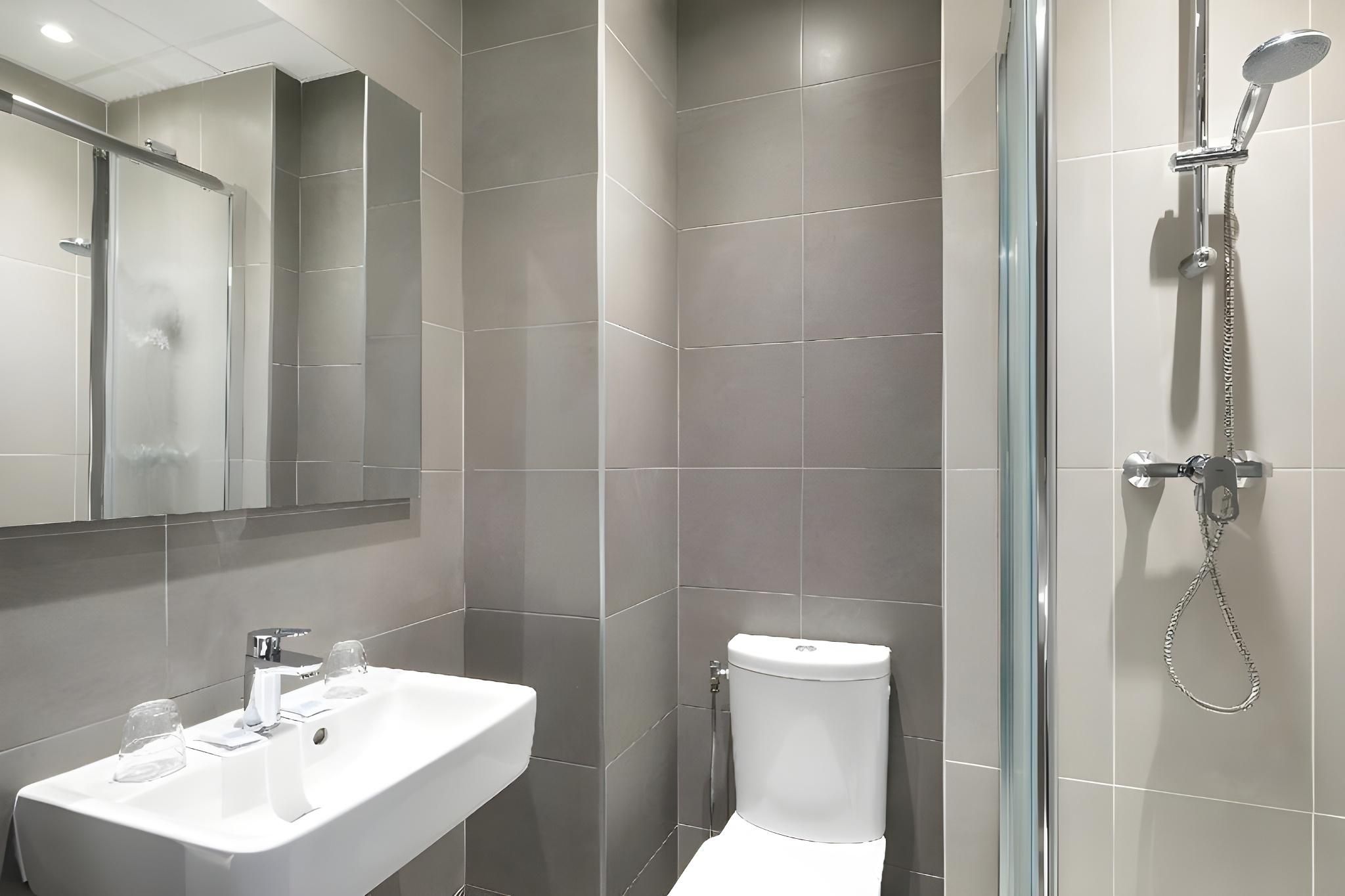 undefined Hôtel Locarno Nice 6