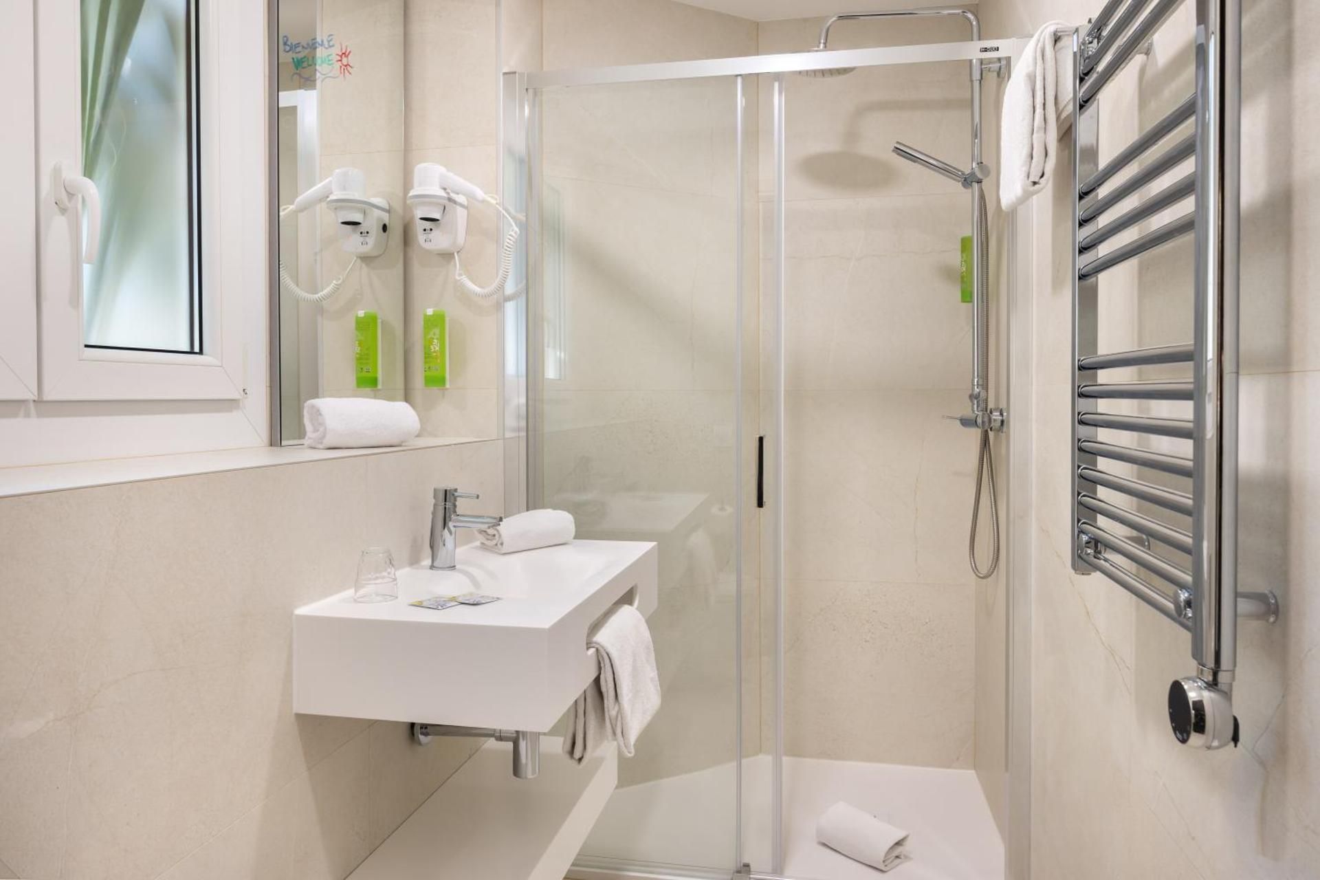 undefined Hôtel Locarno Nice 10