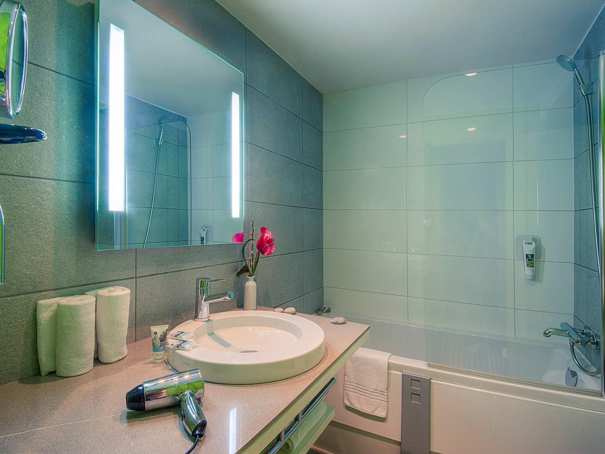 Mercure Nice Promenade Des Anglais Classic Room with Patio View - twin beds 3