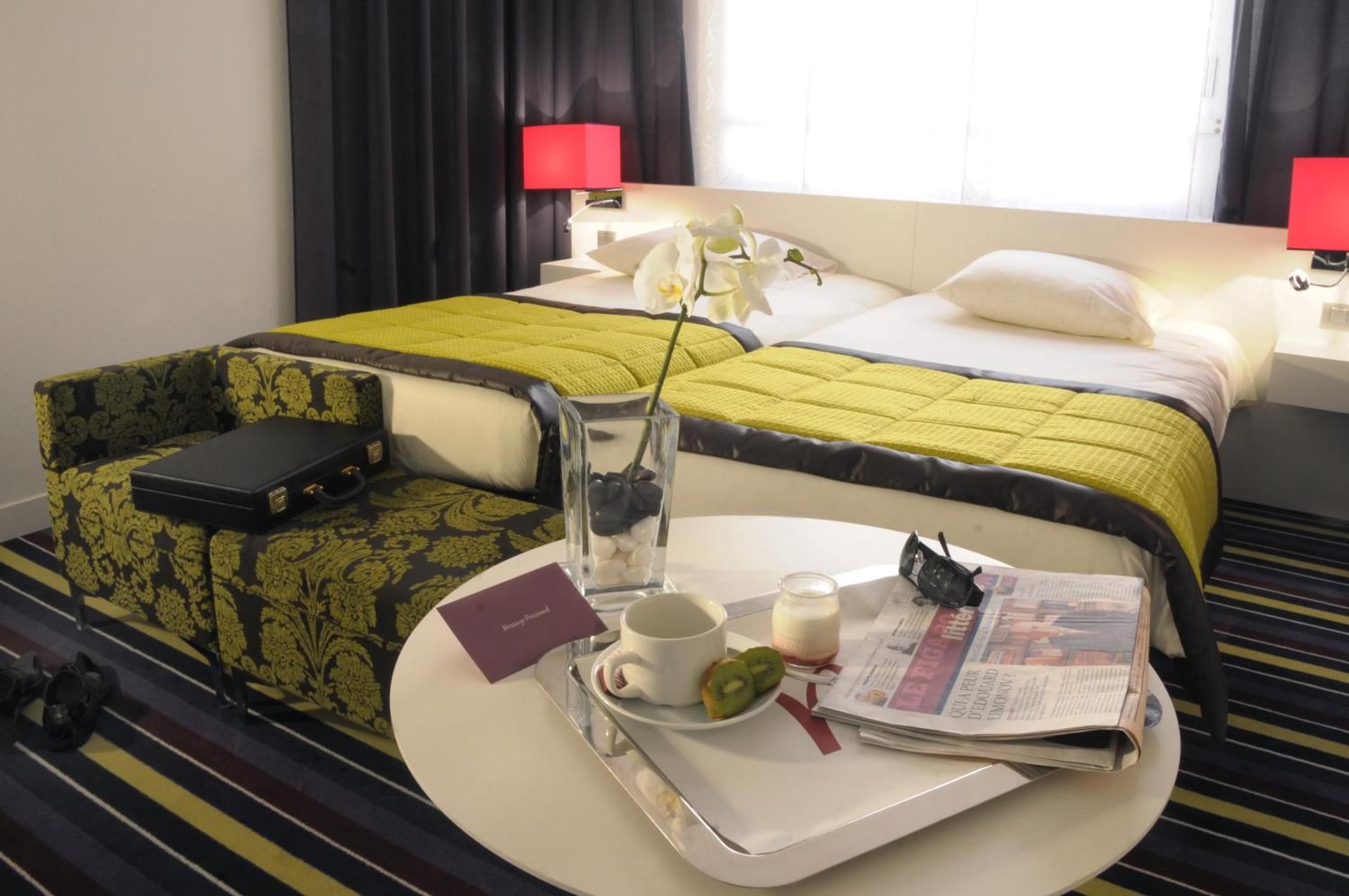 Mercure Nice Promenade Des Anglais Classic Room with Patio View - twin beds 2