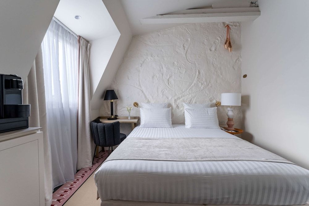 Standard Single Room, Includes soft minibar, courtesy tray, Chromecast, digital press