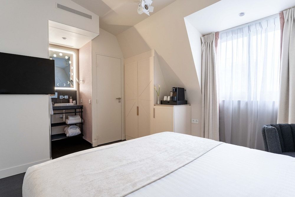 Standard Single Room, Includes soft minibar, courtesy tray, Chromecast, digital press