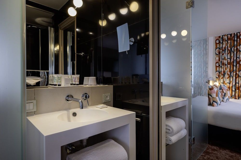 7 Eiffel by Malone Classical room (for 2 persons) 6