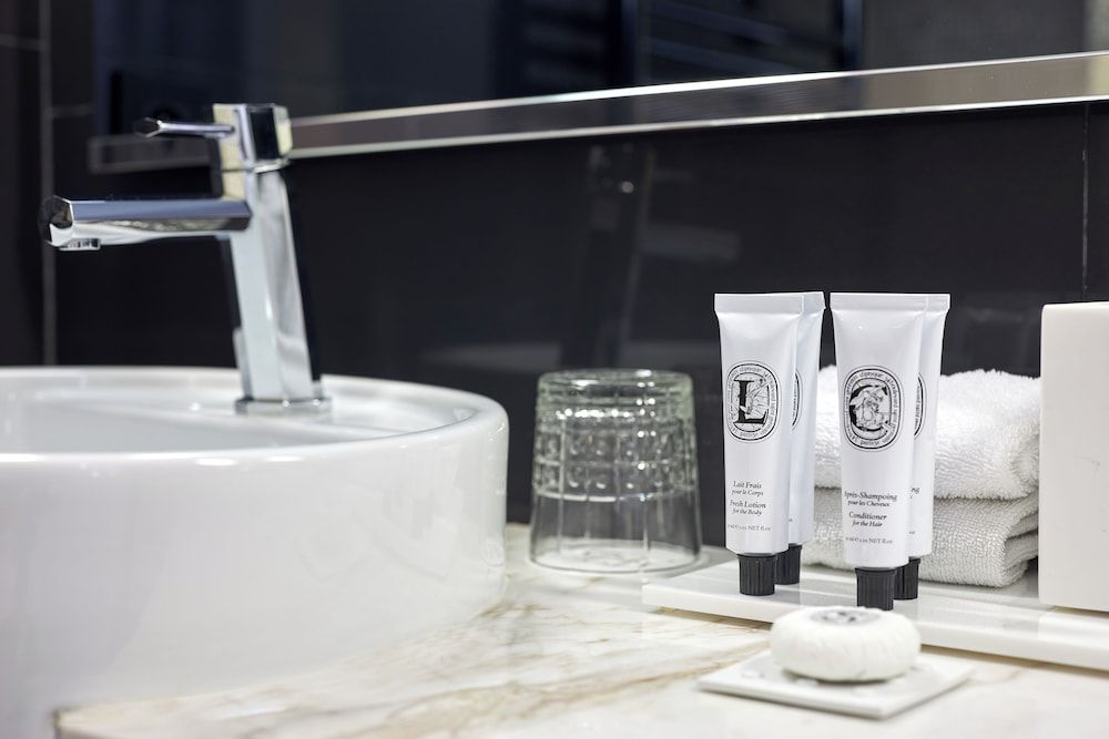 Hôtel Opéra Richepanse Superior Room King or Twin 7