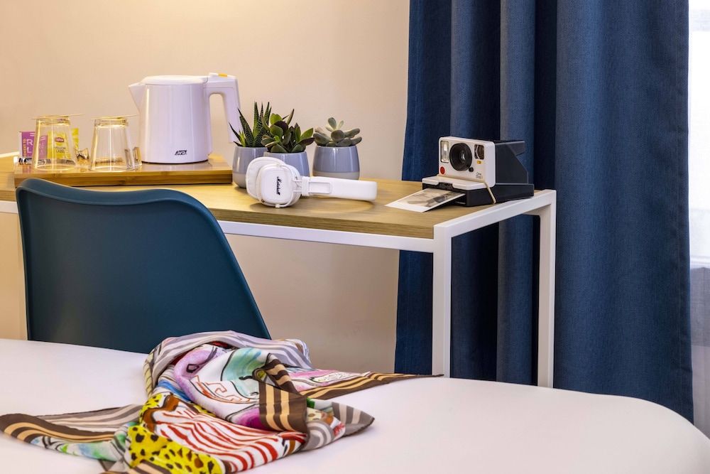 Hotel Paris Louis Blanc Standard Double Room 11