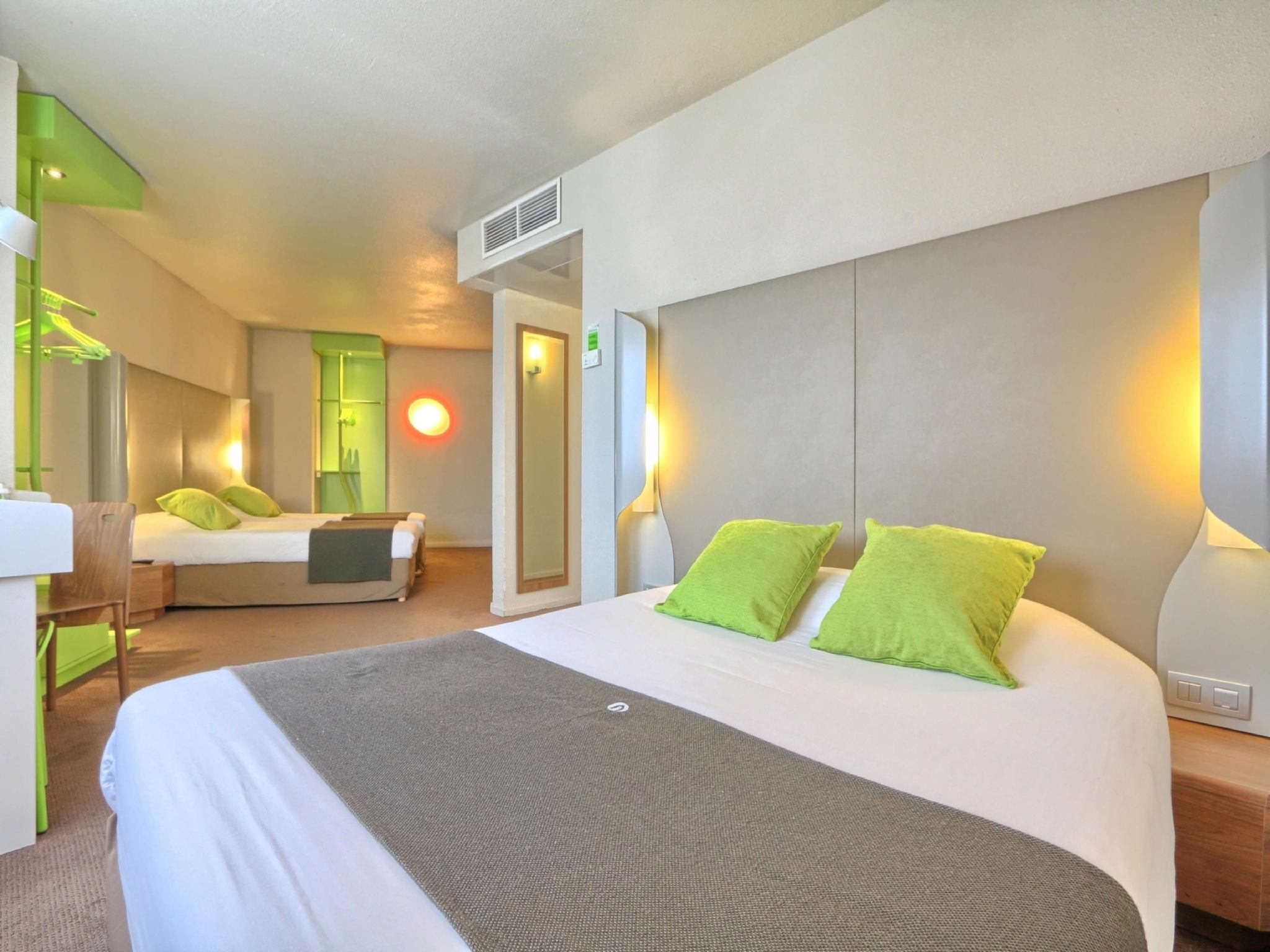 Room Next Generation - 1 Double Bed 2 Single Beds