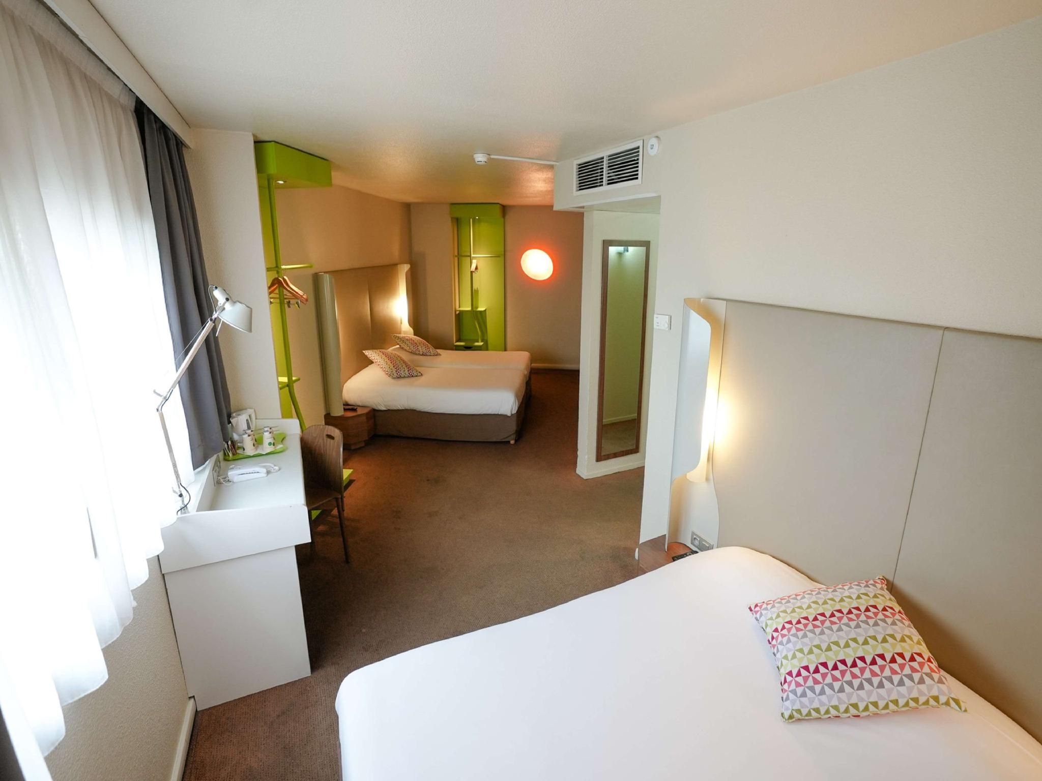Room Next Generation - 1 Double Bed 2 Single Beds