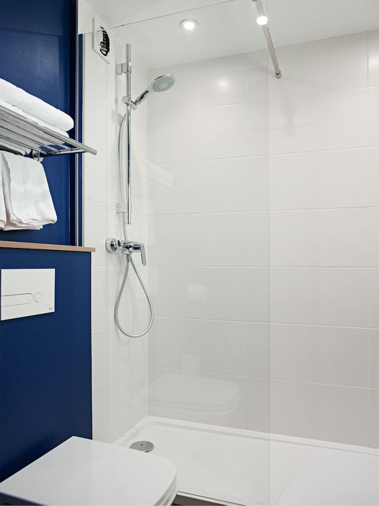 Median Paris Congres Hotel Family Room, Connecting Rooms 10