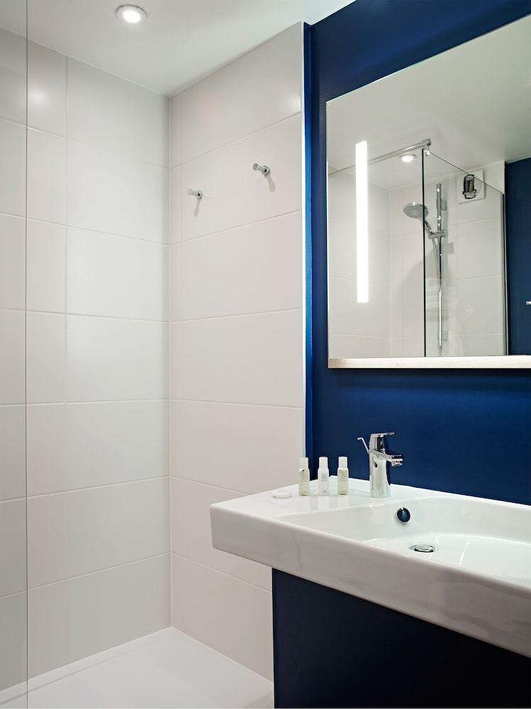 Median Paris Congres Hotel Family Room, Connecting Rooms 9