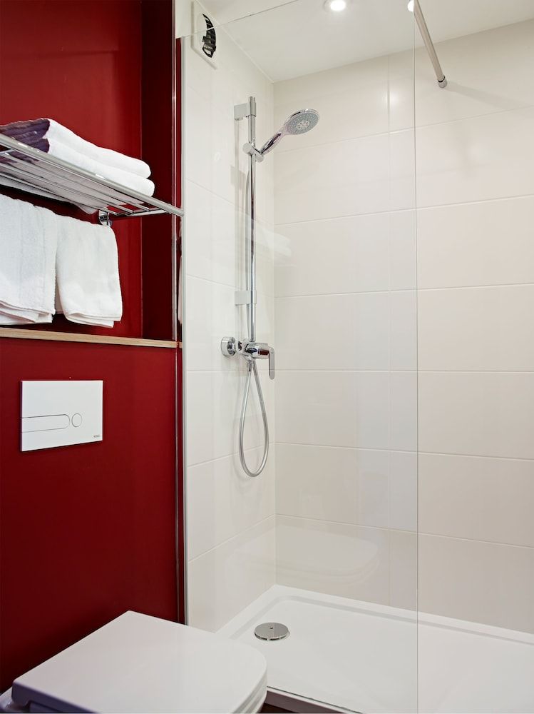 Median Paris Congres Hotel Family Room, Connecting Rooms 8