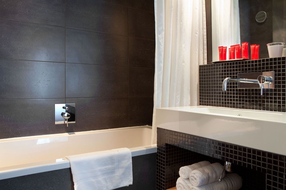 Golden Tulip Opera De Noailles Standard Double Room 3