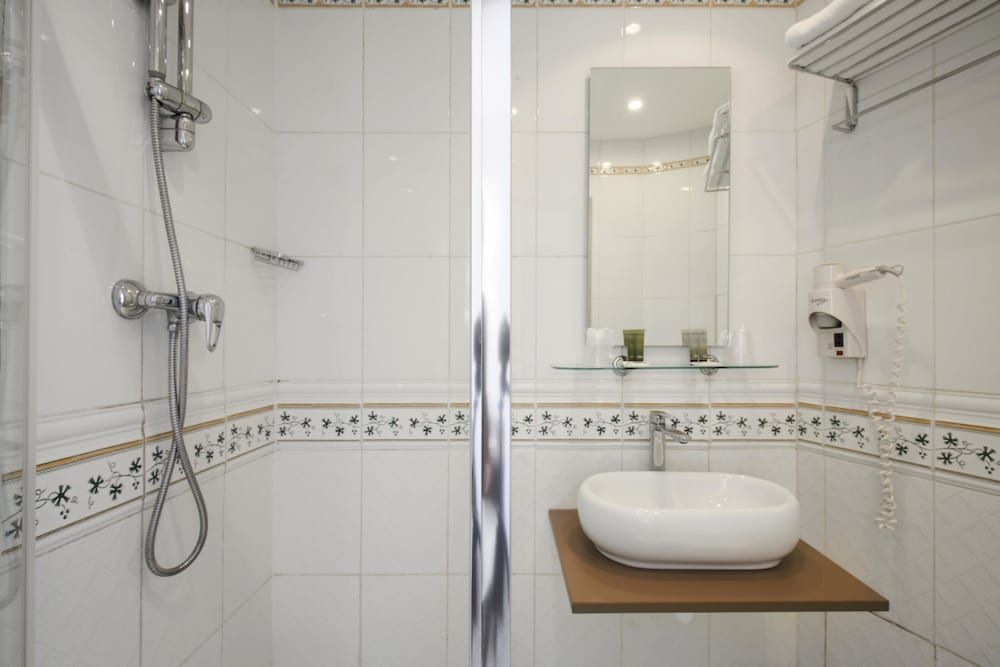 Grand Hotel des Gobelins Standard Double or Twin Room 4