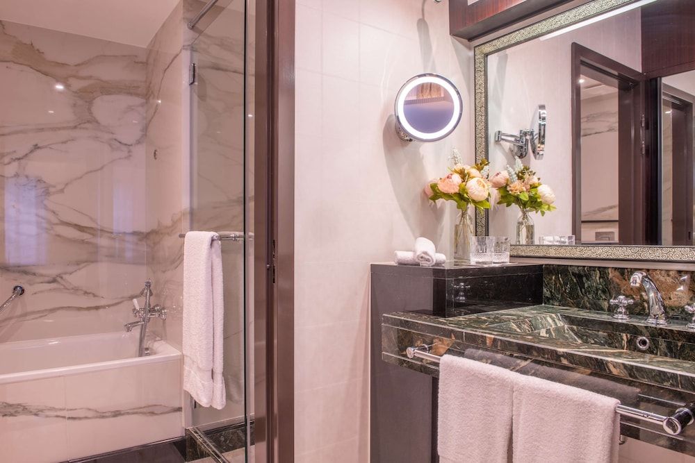 L’Hôtel du Collectionneur Paris Deluxe King Room 5