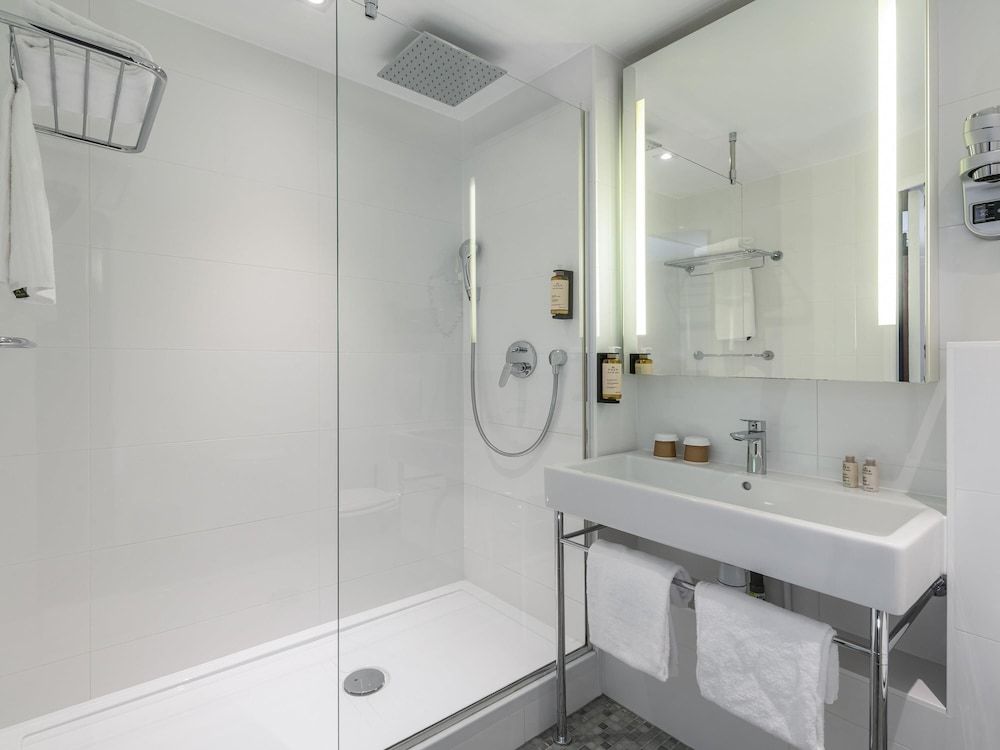 Mercure Paris Montparnasse Pasteur Standard Room, 1 Queen Bed 6