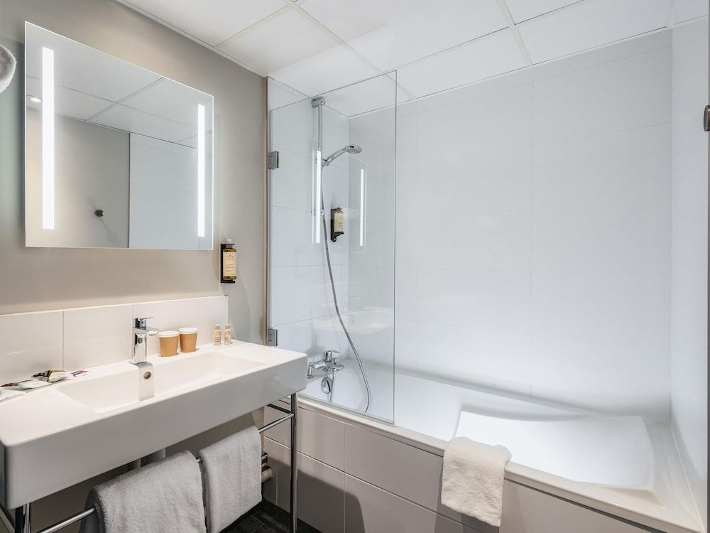 Mercure Paris Montparnasse Pasteur Standard Room, 1 Queen Bed 5