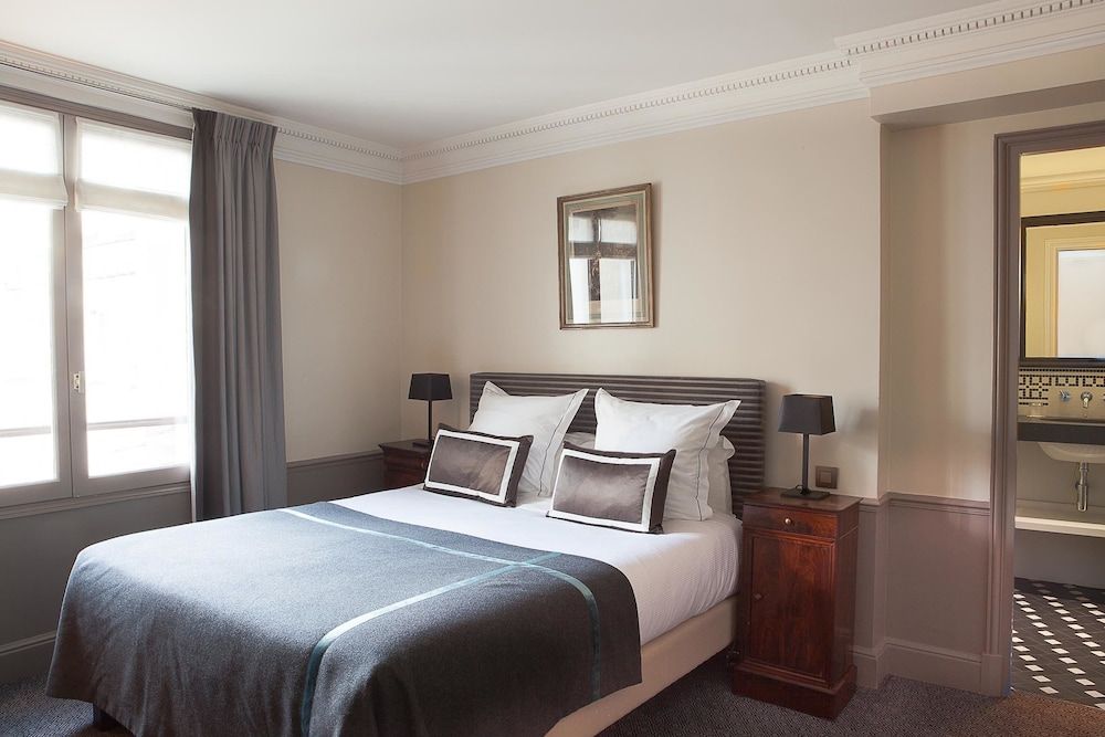 Hotel Brighton Deluxe Room 4