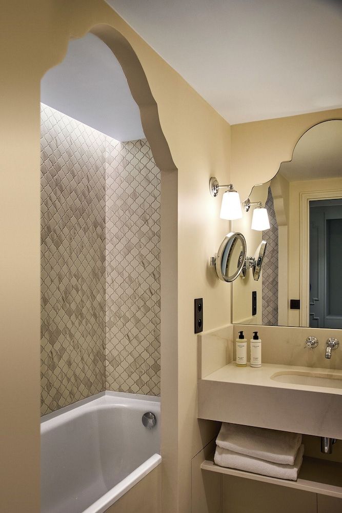 Hotel Brighton Deluxe Room 6