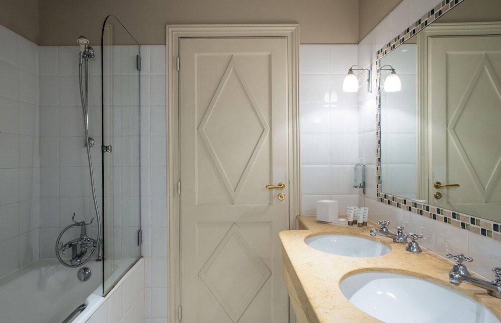 Hotel Brighton Deluxe Room 7