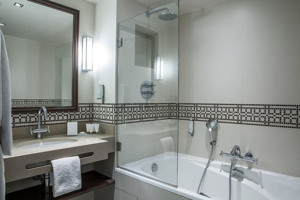 Hotel Brighton Deluxe Room 8