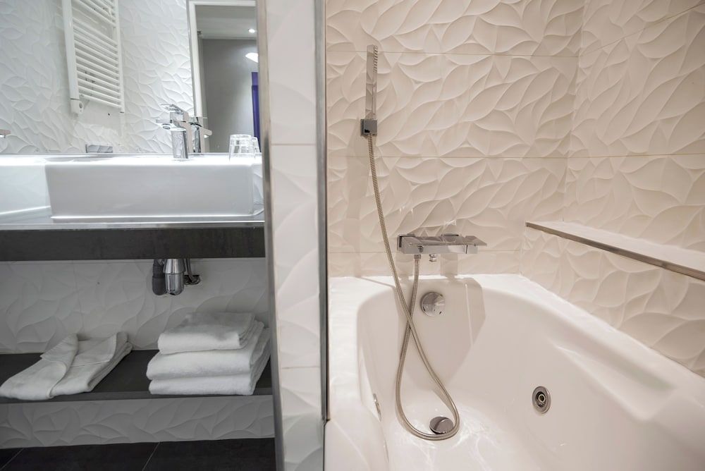 Hotel Les Jardins de Montmartre Standard Twin Room 6