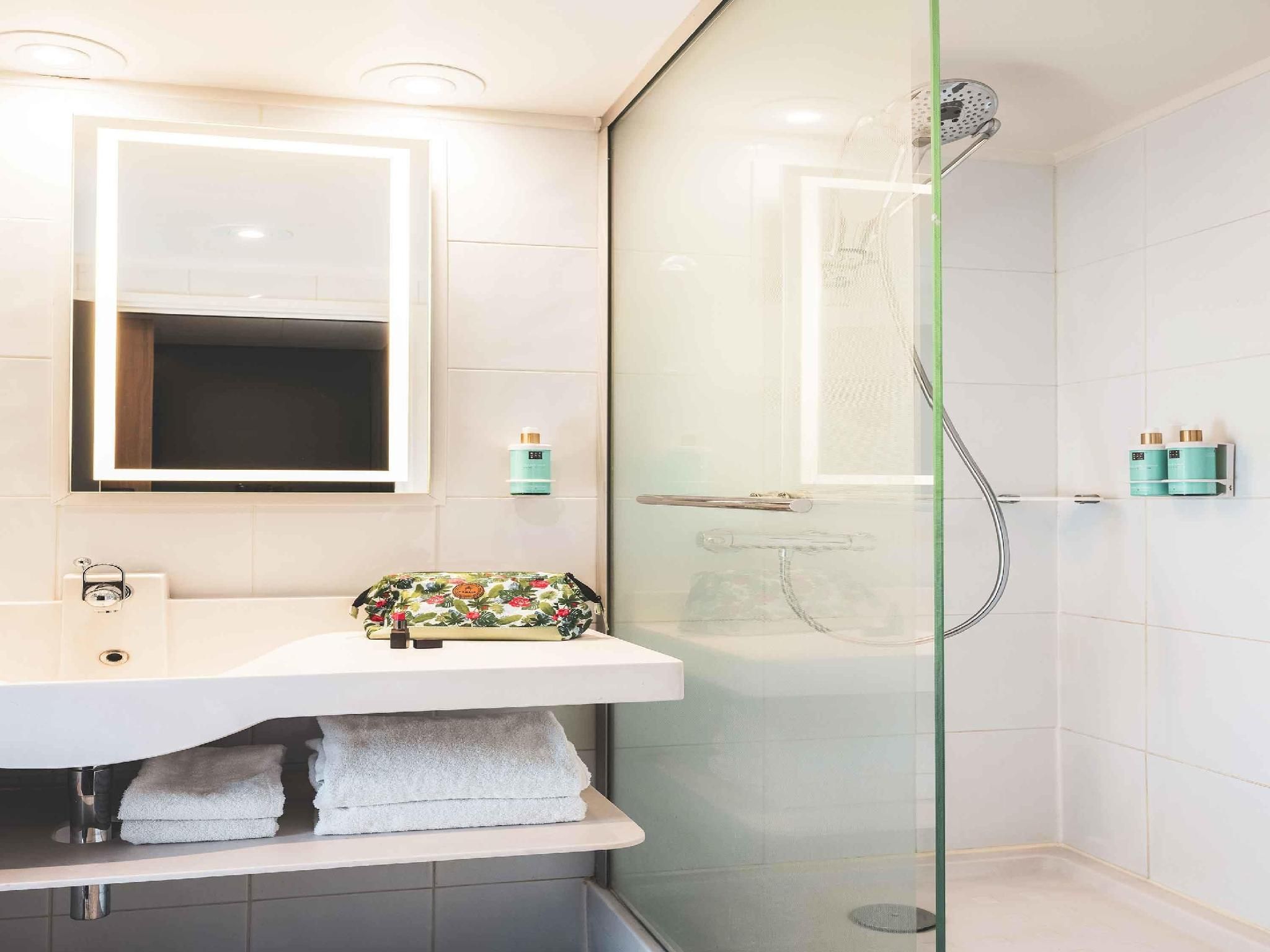 Novotel Paris Vaugirard Montparnasse Classic room with double bed 3