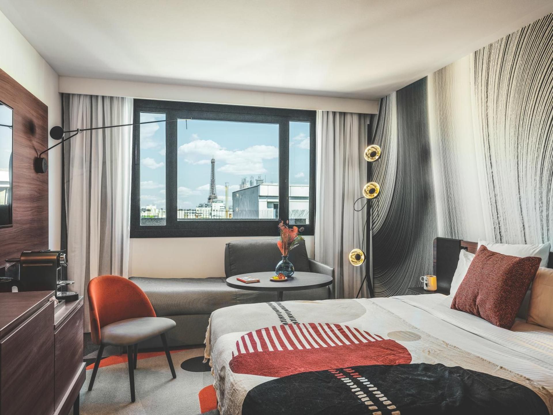 Superior room with double bed and single sofa