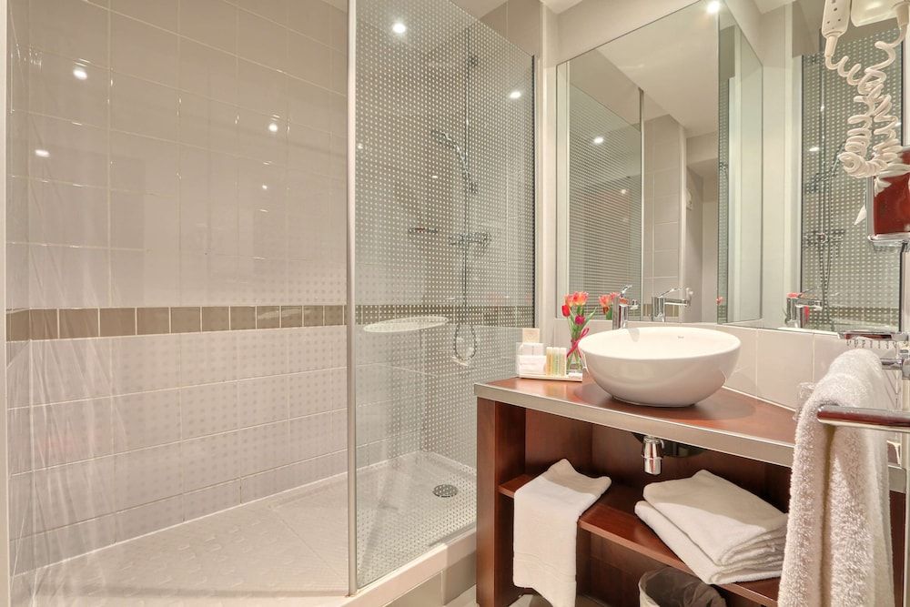 Golden Tulip CDG Airport Roissy Standard Room, 1 Queen Bed 5