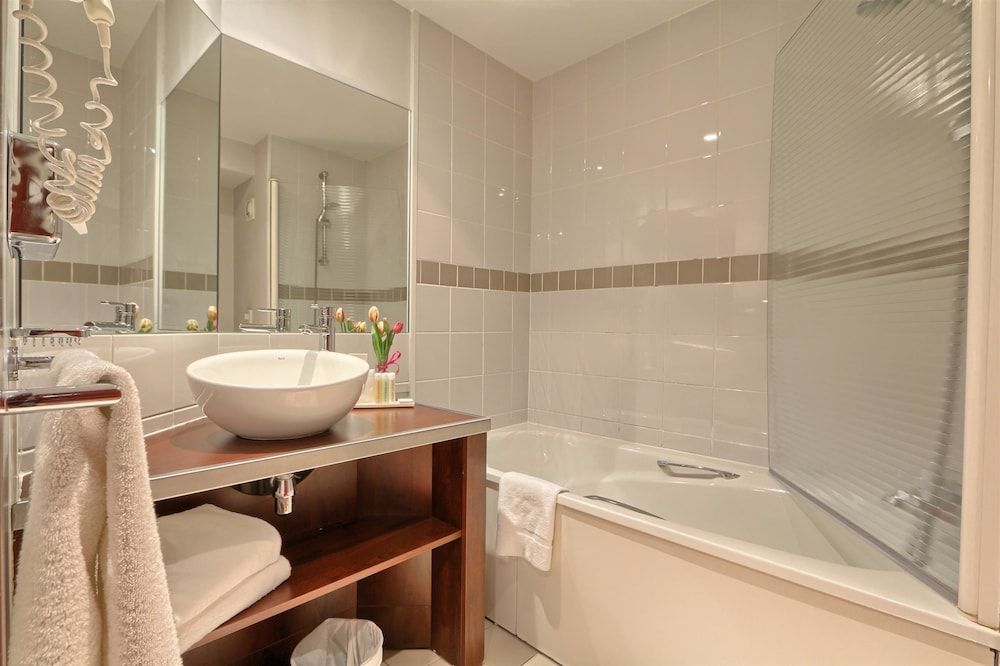 Golden Tulip CDG Airport Roissy Standard Room, 1 Queen Bed 6