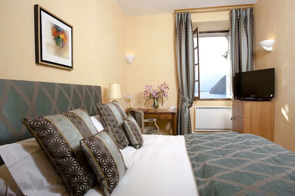 Standard Double or Twin Room, Lake View