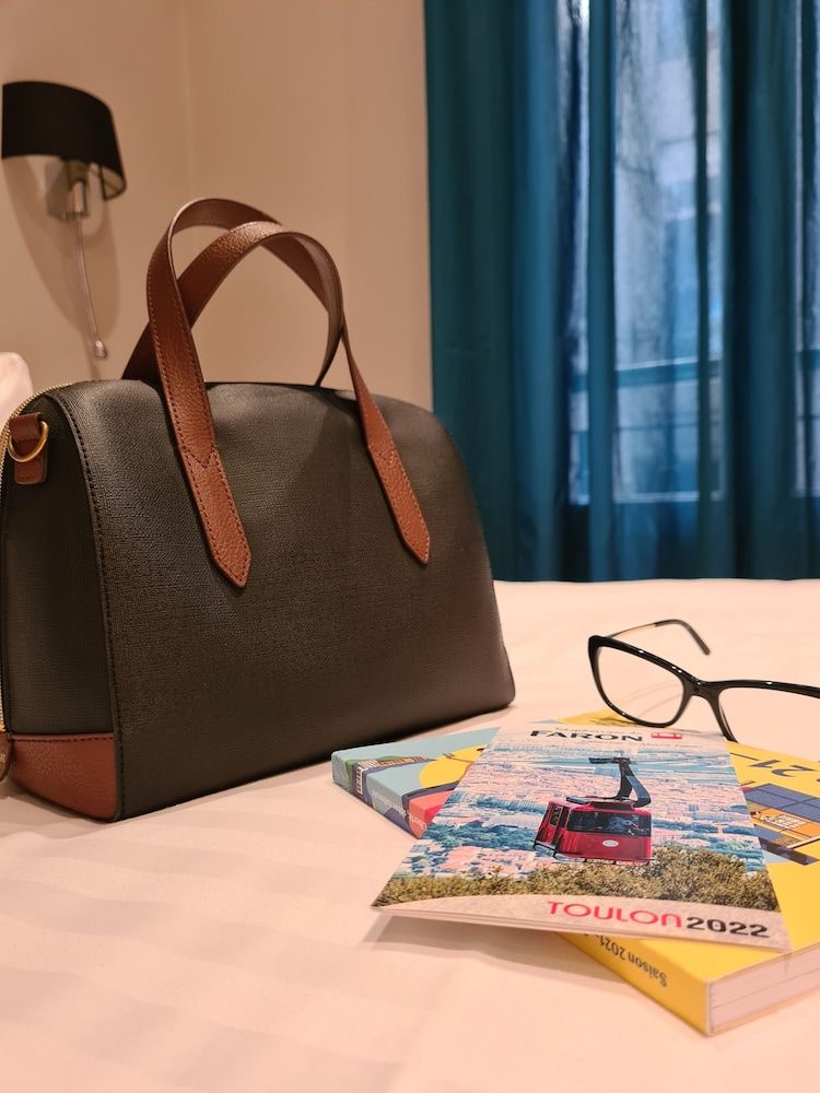 Hotel Amirauté Double room, Courtyard 9