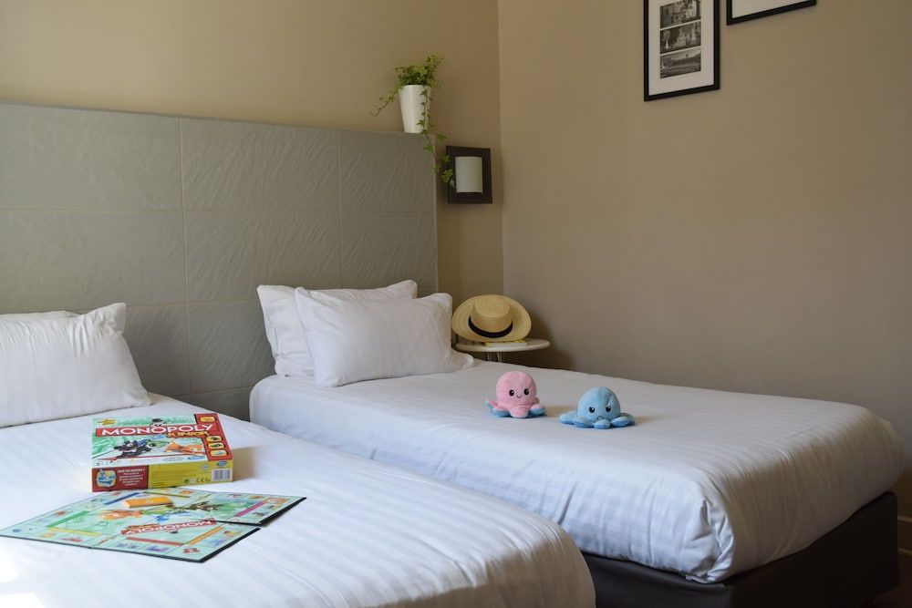 Hotel Amirauté Twin Room Courtyard 3