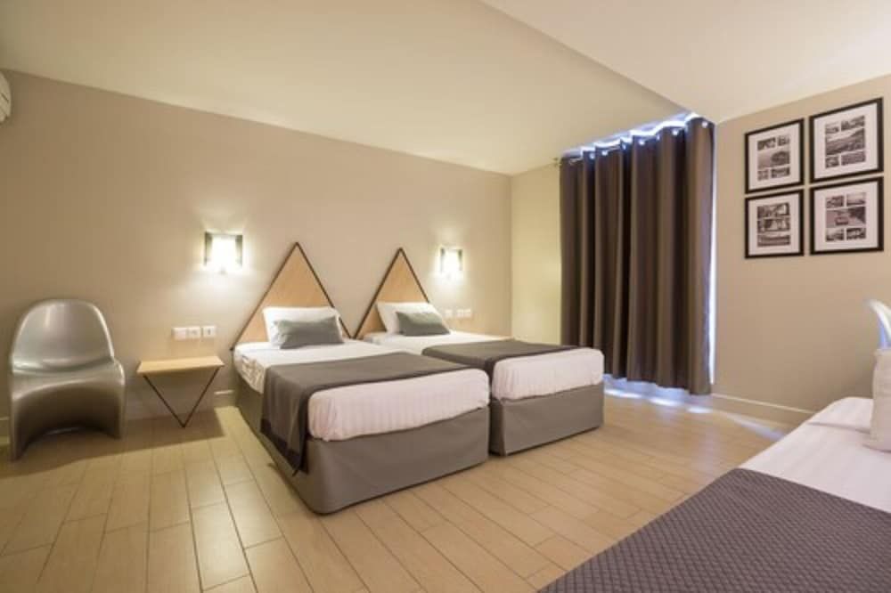 Hotel Amirauté Triple Room 2