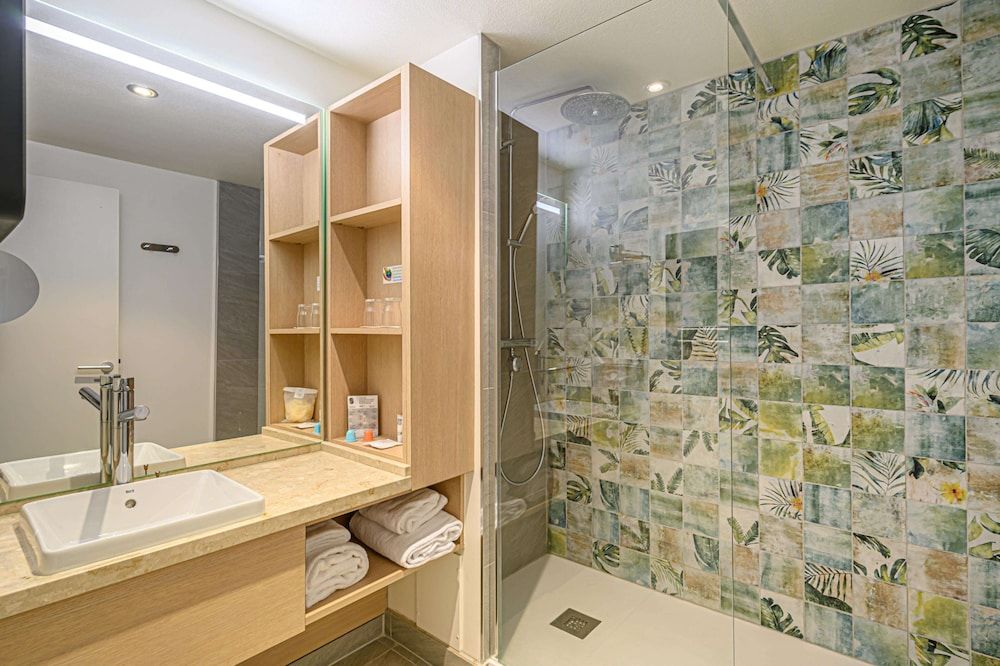 Best Western Plus Vannes Centre-Ville Superior Room, 1 King Bed, Non Smoking, Balcony 4