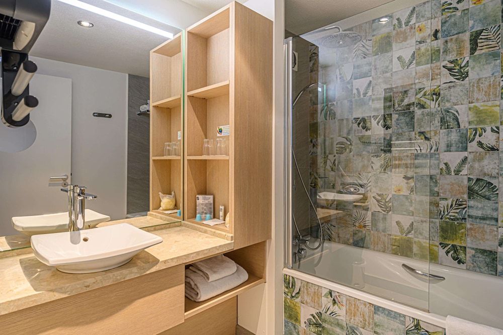 Best Western Plus Vannes Centre-Ville Comfort Room, 1 Queen Bed, Non Smoking, Terrace 4