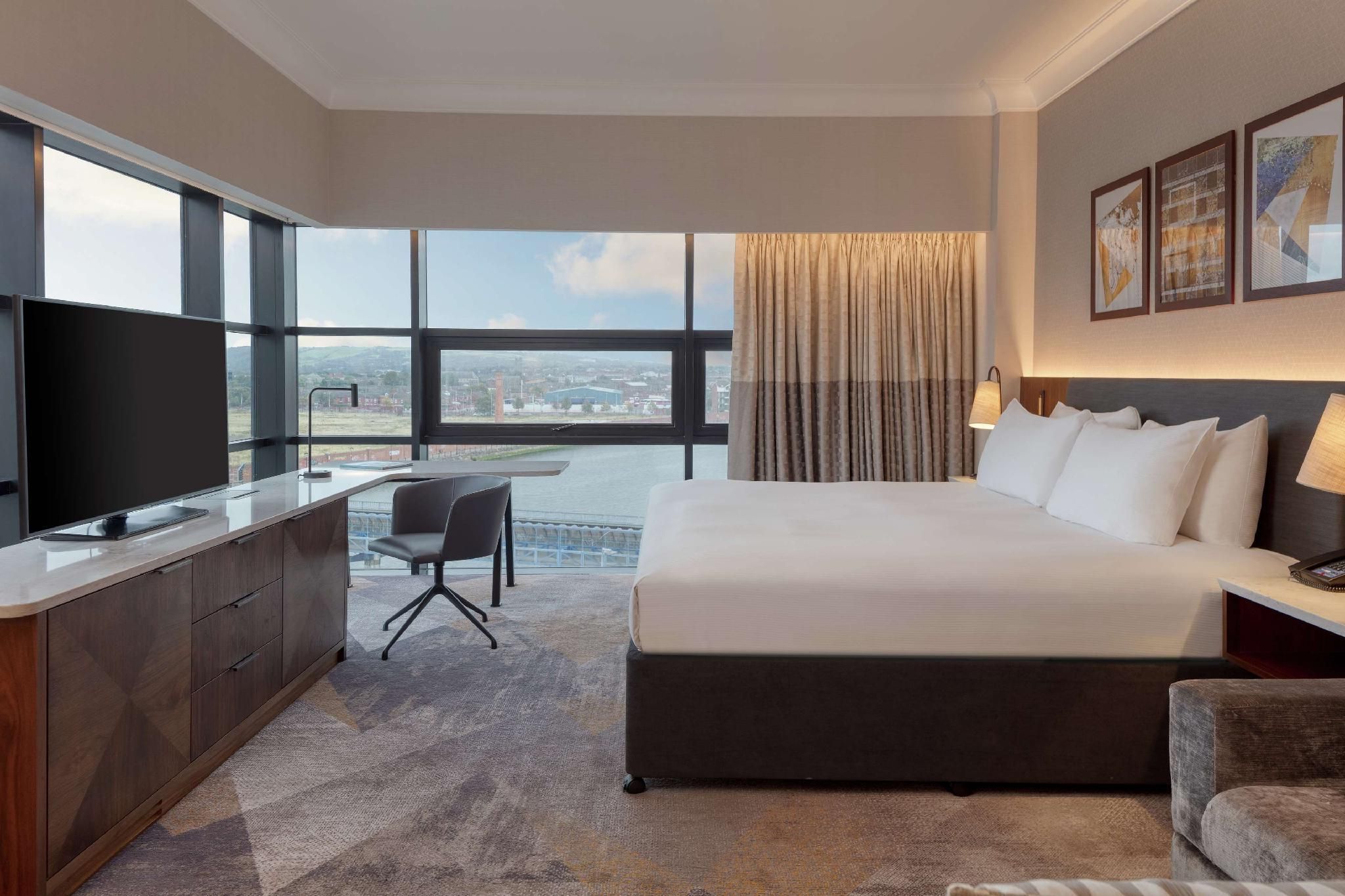 KING JUNIOR SUITE WITH EXEC LOUNGE AND VIEW