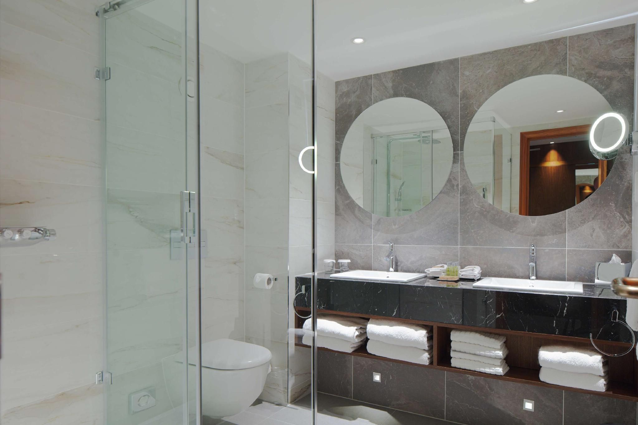 KING JUNIOR SUITE WITH EXEC LOUNGE AND VIEW