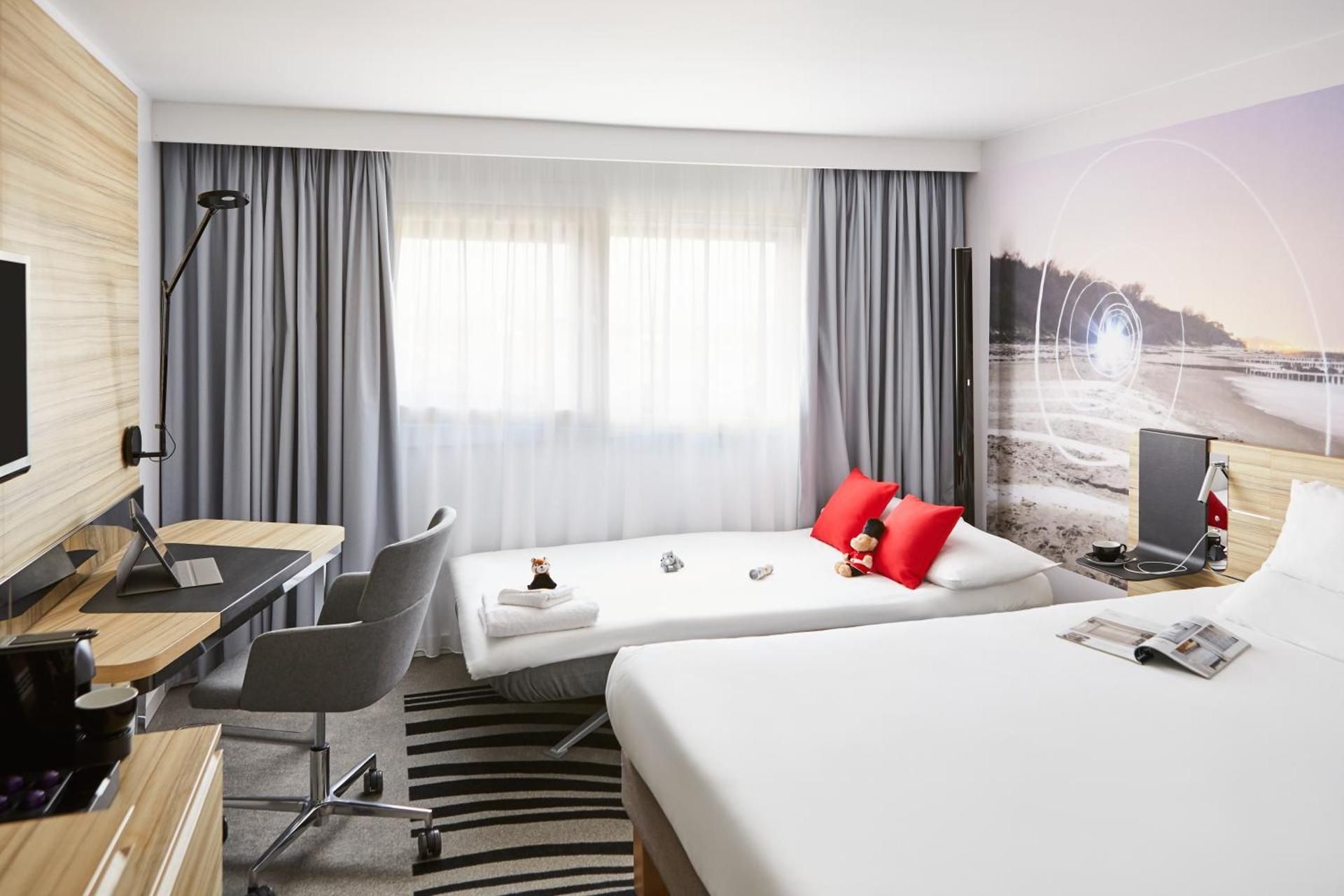 Family Room with Queen bed + convertible sofa